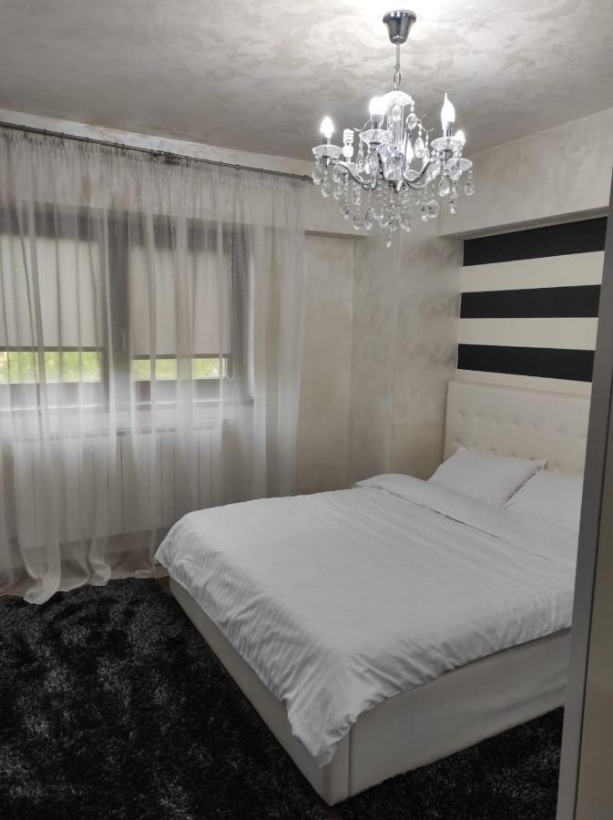 Apartament Lux Ultracentral ไกรโอวา ภายนอก รูปภาพ