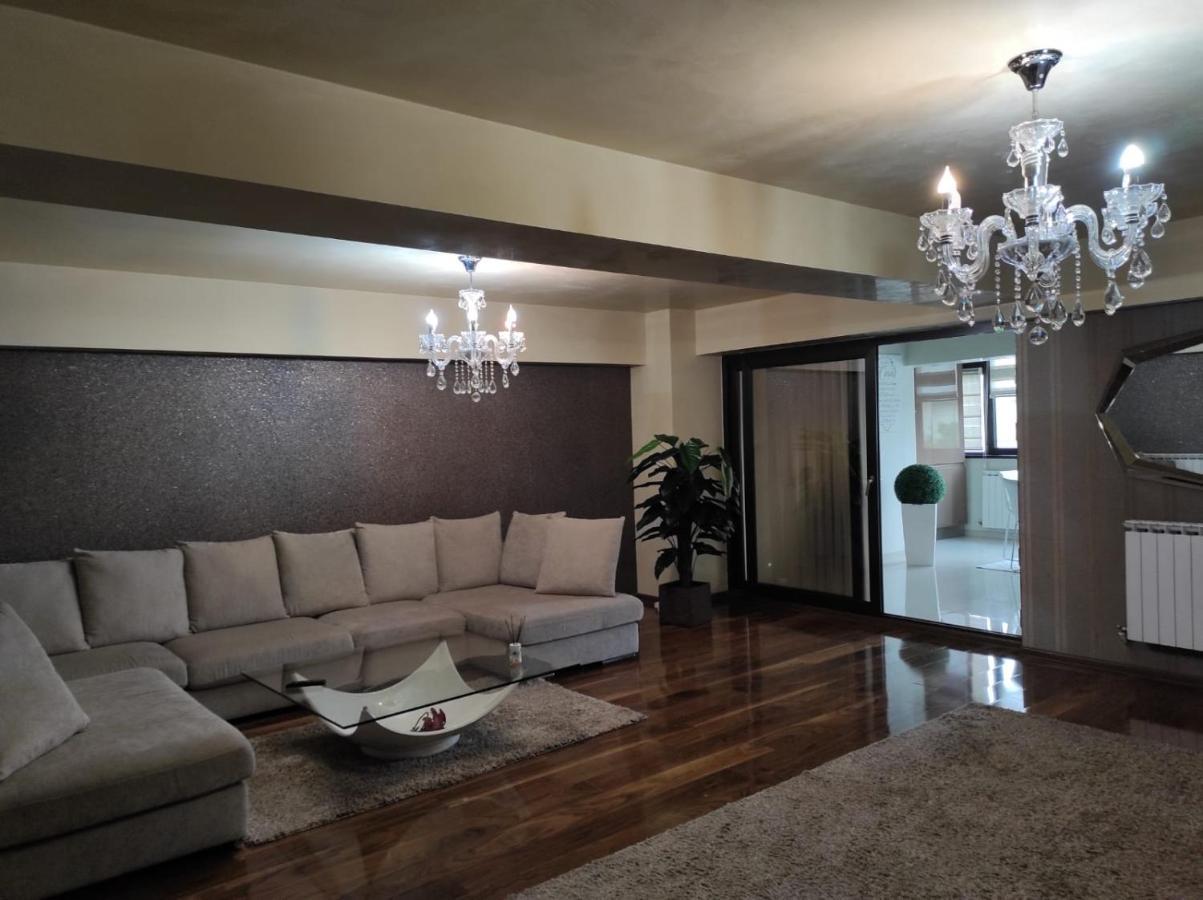 Apartament Lux Ultracentral ไกรโอวา ภายนอก รูปภาพ