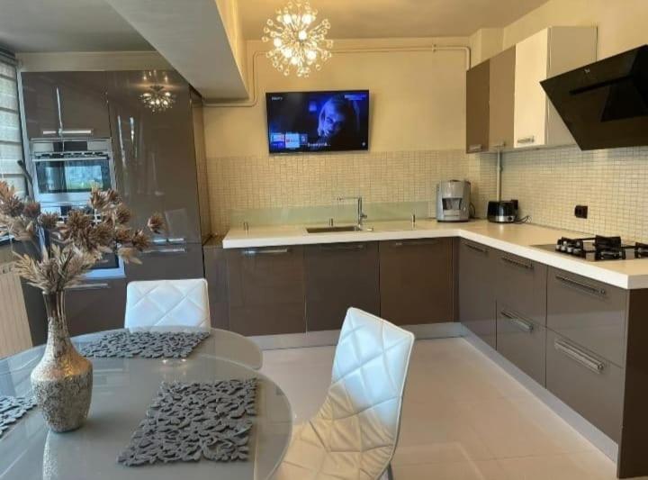 Apartament Lux Ultracentral ไกรโอวา ภายนอก รูปภาพ