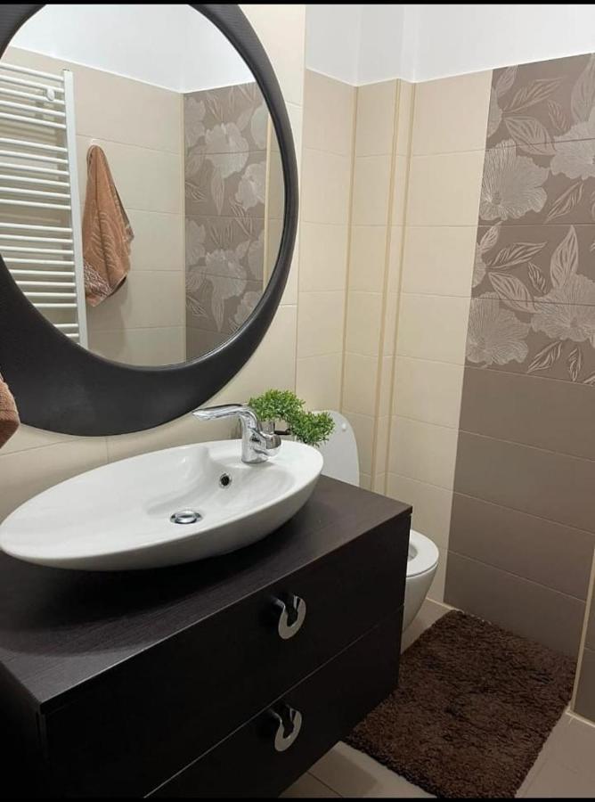 Apartament Lux Ultracentral ไกรโอวา ภายนอก รูปภาพ