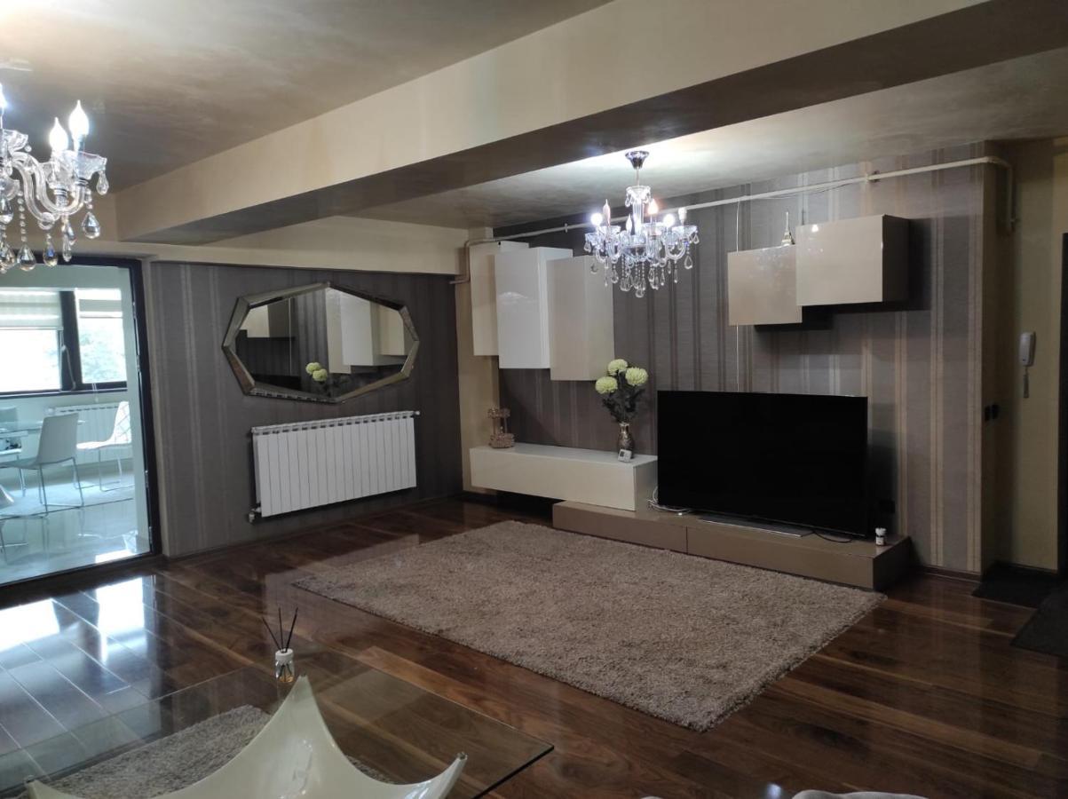 Apartament Lux Ultracentral ไกรโอวา ภายนอก รูปภาพ