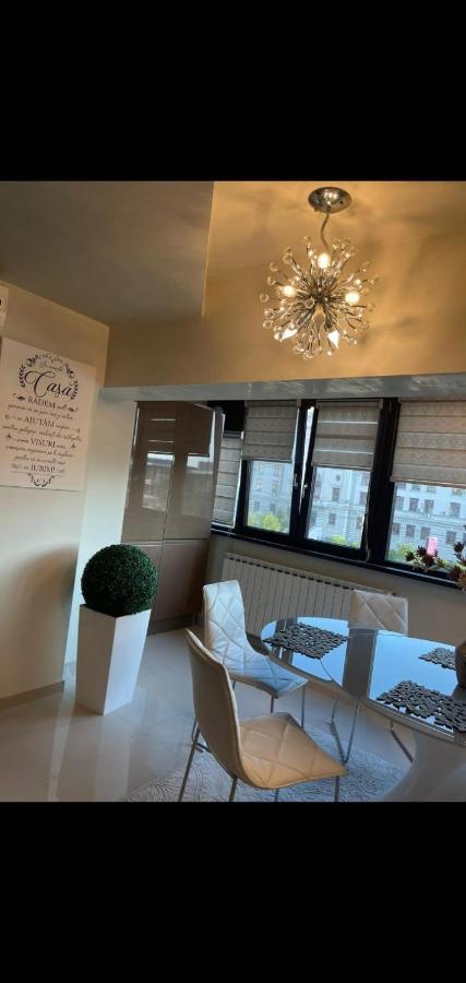 Apartament Lux Ultracentral ไกรโอวา ภายนอก รูปภาพ